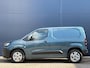 Peugeot e-Partner EV 50kWh 136pk L1 | Navigatie | Digitale binnenspiegel | Apple Carplay & Android Auto | Warmtepomp | 16" Lichtmetalen velgen | Houtenvloer in laadruimte met antislip afwerking (9mm) + houten zijwanden | Volledige scheidingswand met kledinghaak | Pakket Comfort Connect