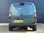 Peugeot e-Partner EV 50kWh 136pk L1 | Navigatie | Digitale binnenspiegel | Apple Carplay & Android Auto | Warmtepomp | 16" Lichtmetalen velgen | Houtenvloer in laadruimte met antislip afwerking (9mm) + houten zijwanden | Volledige scheidingswand met kledinghaak | Pakket Comfort Connect