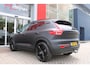 Volvo XC40 2.0 B4 197PK PLUS BLACK EDITION PANORAMISCH SCHUIF/KANTELDAK | LIGHTING PACK - MATRIX LED KOPLAMPEN MET REINIGINGSINSTALLATIE EN MISTLAMPEN | PREMIUM AUDIO BY HARMAN KARDON | APPLE CARPLAY/ANDROID AUTO | DRAADLOZE TELEFOONLADER | LICHTMETALEN VELGEN 20'' 5-SPAAKS BLACK EDITION | VISIUAL PARK ASSIST (360 GRADEN CAMERA) | PARKEERSENSOREN VOOR + ACHTER | BLIND SPOT INFORMATION SYSTEM (DODE HOEK BEWAKING) | INKLAPBARE TREKHAAK MET 2000KG TREKGEWICHT! | POWER SEATS - ELEKTRISCH VERSTELBARE VOORSTOELEN MET GEHEUGEN OP BESTUURDERSSTOEL | STOEL, STUUR EN VOORRUIT VERWARMING | ELEKTRISCH NEERKLAPBARE HOOFDSTEUNEN ACHTER | VOLVO GUARD ALARM | ELEKTRISCH BEDIENBARE ACHTERKLEP | EXTRA GETINT GLAS ACHTERPORTIEREN EN ACHTERRUIT | GEWRAPT MET 3M MAT ZWARTE WRAP |