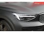 Volvo XC40 2.0 B4 197PK PLUS BLACK EDITION PANORAMISCH SCHUIF/KANTELDAK | LIGHTING PACK - MATRIX LED KOPLAMPEN MET REINIGINGSINSTALLATIE EN MISTLAMPEN | PREMIUM AUDIO BY HARMAN KARDON | APPLE CARPLAY/ANDROID AUTO | DRAADLOZE TELEFOONLADER | LICHTMETALEN VELGEN 20'' 5-SPAAKS BLACK EDITION | VISIUAL PARK ASSIST (360 GRADEN CAMERA) | PARKEERSENSOREN VOOR + ACHTER | BLIND SPOT INFORMATION SYSTEM (DODE HOEK BEWAKING) | INKLAPBARE TREKHAAK MET 2000KG TREKGEWICHT! | POWER SEATS - ELEKTRISCH VERSTELBARE VOORSTOELEN MET GEHEUGEN OP BESTUURDERSSTOEL | STOEL, STUUR EN VOORRUIT VERWARMING | ELEKTRISCH NEERKLAPBARE HOOFDSTEUNEN ACHTER | VOLVO GUARD ALARM | ELEKTRISCH BEDIENBARE ACHTERKLEP | EXTRA GETINT GLAS ACHTERPORTIEREN EN ACHTERRUIT | GEWRAPT MET 3M MAT ZWARTE WRAP |