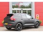 Volvo XC40 2.0 B4 197PK PLUS BLACK EDITION PANORAMISCH SCHUIF/KANTELDAK | LIGHTING PACK - MATRIX LED KOPLAMPEN MET REINIGINGSINSTALLATIE EN MISTLAMPEN | PREMIUM AUDIO BY HARMAN KARDON | APPLE CARPLAY/ANDROID AUTO | DRAADLOZE TELEFOONLADER | LICHTMETALEN VELGEN 20'' 5-SPAAKS BLACK EDITION | VISIUAL PARK ASSIST (360 GRADEN CAMERA) | PARKEERSENSOREN VOOR + ACHTER | BLIND SPOT INFORMATION SYSTEM (DODE HOEK BEWAKING) | INKLAPBARE TREKHAAK MET 2000KG TREKGEWICHT! | POWER SEATS - ELEKTRISCH VERSTELBARE VOORSTOELEN MET GEHEUGEN OP BESTUURDERSSTOEL | STOEL, STUUR EN VOORRUIT VERWARMING | ELEKTRISCH NEERKLAPBARE HOOFDSTEUNEN ACHTER | VOLVO GUARD ALARM | ELEKTRISCH BEDIENBARE ACHTERKLEP | EXTRA GETINT GLAS ACHTERPORTIEREN EN ACHTERRUIT | GEWRAPT MET 3M MAT ZWARTE WRAP |