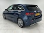 Mercedes-Benz B-klasse 180 AMG Line WEGKLAPBARE TREKHAAK | ACHTERUITRIJCAMERA | STOELVERWARMING | !LAGE KM-STAND! |