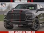Dodge Ram NIGHT PREMIUM | 426PK | STRIPING | LUCHTVERING | HUD | PANO | 360 CAM | Full Option | LIMITED WHEELS | De Meest Luxe Pick-Up in zijn Klasse | Comfortabele Dubbele Cabine met Royale 5 Zitplaatsen | EERSTE EIGENAAR | SMOKE PACK | BOM VOL |
