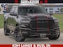 Dodge Ram NIGHT PREMIUM | 426PK | STRIPING | LUCHTVERING | HUD | PANO | 360 CAM | Full Option | LIMITED WHEELS | De Meest Luxe Pick-Up in zijn Klasse | Comfortabele Dubbele Cabine met Royale 5 Zitplaatsen | EERSTE EIGENAAR | SMOKE PACK | BOM VOL |