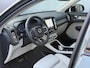 Volvo XC40 B4 Automaat Plus Dark | Panoramadak | Harman Kardon audio | Elektrisch verstelbare stoelen | Climate Pack | Driver Assist | Trekhaak semi elektrisch inklapbaar | Extra getint glas | 19” Lichtmetalen velgen