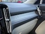 Volvo XC40 B4 Automaat Plus Dark | Panoramadak | Harman Kardon audio | Elektrisch verstelbare stoelen | Climate Pack | Driver Assist | Trekhaak semi elektrisch inklapbaar | Extra getint glas | 19” Lichtmetalen velgen