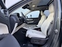 Volvo XC40 B4 Automaat Plus Dark | Panoramadak | Harman Kardon audio | Elektrisch verstelbare stoelen | Climate Pack | Driver Assist | Trekhaak semi elektrisch inklapbaar | Extra getint glas | 19” Lichtmetalen velgen
