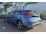 Volvo V40 2.0 T4 Business Sport | R-Design | Navigatie | High Performance Audio | Parkeersensoren | LED Koplampen | Cruise Control | Climate Control | Stoelverwarming | Zwarte Hemel