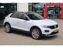 Volkswagen T-Roc 1.5 TSI Sport trekhaak, 18" LMV, LED, achteruitrijcamera, navigatie, zwarte hemel + zwart dak, spiegel pakket, winterpakket met stoelverwarming, park assist, ACC, digital cockpit pro etc.