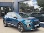 Peugeot 2008 1.2 Hybrid 145 PK Allure | Automaat Hybride | BOUWJAAR 2026 DEMO MET €6.000 VOORDEEL | 360 Graden Camera | Dode Hoek Detectie | Parkeersensoren V+A | Hoge Zitpositie | Climate Control | Stoelverwarming | Navigatie via Telefoon | Dakrails | Cruise Control | Apple Carplay & Android Auto draadloos | LED Verlichting | 17" Lichtmetalen Velgen |