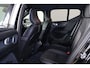 Volvo XC40 B4 R-Design - IntelliSafe Assist & Surround - Adaptieve LED koplampen - Harman/Kardon audio - Parkeercamera achter - Parkeersensoren voor & achter - Elektr. bedienb. voorstoelen met geheugen links - Draadloze tel. lader - Extra getint glas - Inklapbare trekhaak - 19' LMV