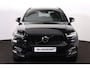 Volvo XC40 B4 R-Design - IntelliSafe Assist & Surround - Adaptieve LED koplampen - Harman/Kardon audio - Parkeercamera achter - Parkeersensoren voor & achter - Elektr. bedienb. voorstoelen met geheugen links - Draadloze tel. lader - Extra getint glas - Inklapbare trekhaak - 19' LMV