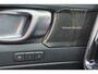 Volvo XC40 B4 R-Design - IntelliSafe Assist & Surround - Adaptieve LED koplampen - Harman/Kardon audio - Parkeercamera achter - Parkeersensoren voor & achter - Elektr. bedienb. voorstoelen met geheugen links - Draadloze tel. lader - Extra getint glas - Inklapbare trekhaak - 19' LMV