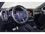 Volvo XC40 B4 R-Design - IntelliSafe Assist & Surround - Adaptieve LED koplampen - Harman/Kardon audio - Parkeercamera achter - Parkeersensoren voor & achter - Elektr. bedienb. voorstoelen met geheugen links - Draadloze tel. lader - Extra getint glas - Inklapbare trekhaak - 19' LMV