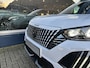 Peugeot 2008 1.2 Hybrid 145 PK Allure | Automaat Hybride | BOUWJAAR 2026 DEMO MET €6.000 VOORDEEL | 360 Graden Camera | Dode Hoek Detectie | Parkeersensoren V+A | Hoge Zitpositie | Climate Control | Stoelverwarming | Navigatie via Telefoon | Dakrails | Cruise Control | Apple Carplay & Android Auto draadloos | LED Verlichting | 17" Lichtmetalen Velgen |