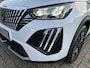 Peugeot 2008 1.2 Hybrid 145 PK Allure | Automaat Hybride | BOUWJAAR 2026 DEMO MET €6.000 VOORDEEL | 360 Graden Camera | Dode Hoek Detectie | Parkeersensoren V+A | Hoge Zitpositie | Climate Control | Stoelverwarming | Navigatie via Telefoon | Dakrails | Cruise Control | Apple Carplay & Android Auto draadloos | LED Verlichting | 17" Lichtmetalen Velgen |