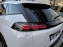 Peugeot 2008 1.2 Hybrid 145 PK Allure | Automaat Hybride | BOUWJAAR 6-2026 DEMO MET €6.000 VOORDEEL | 360 Graden Camera | Dode Hoek Detectie | Parkeersensoren V+A | Hoge Zitpositie | Climate Control | Stoelverwarming | Navigatie via Telefoon | Dakrails | Cruise Control | Apple Carplay & Android Auto draadloos | LED Verlichting | 17" Lichtmetalen Velgen |