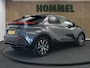Toyota C-HR / C-HR+ 1.8 Hybrid 140 First Edition - ORIGINEEL NEDERLANDSE AUTO - 360 GRADEN CAMERA - ADAPTIEVE CRUISE CONTROL - ELEKTRISCHE ACHTERKLEP - PARKEERSENSOREN VOOR + ACHTER - NAVIGATIE - DODEHOEKDETECTIE - APPLE CARPLAY/ANDROID AUTO - LICHTMETALEN VELGEN 18 INCH - KEYLESS START/ENTRY