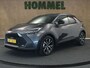 Toyota C-HR / C-HR+ 1.8 Hybrid 140 First Edition - ORIGINEEL NEDERLANDSE AUTO - 360 GRADEN CAMERA - ADAPTIEVE CRUISE CONTROL - ELEKTRISCHE ACHTERKLEP - PARKEERSENSOREN VOOR + ACHTER - NAVIGATIE - DODEHOEKDETECTIE - APPLE CARPLAY/ANDROID AUTO - LICHTMETALEN VELGEN 18 INCH - KEYLESS START/ENTRY