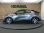 Toyota C-HR / C-HR+ 1.8 Hybrid 140 First Edition - ORIGINEEL NEDERLANDSE AUTO - 360 GRADEN CAMERA - ADAPTIEVE CRUISE CONTROL - ELEKTRISCHE ACHTERKLEP - PARKEERSENSOREN VOOR + ACHTER - NAVIGATIE - DODEHOEKDETECTIE - APPLE CARPLAY/ANDROID AUTO - LICHTMETALEN VELGEN 18 INCH - KEYLESS START/ENTRY