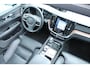 Volvo V60 2.0 T8 Twin Engine AWD Inscription Elektrisch verstelbare stoelen met geheugenfunctie | Achteruitrijcamera | Premium audiosysteem van Harman Kardon | Parkeersensoren vóór en achter | Panoramadak | Stoelverwarming vóór en achter | Cruisecontrol