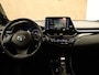 Toyota C-HR / C-HR+ 2.0 Hybrid Dynamic - ORIGINEEL NEDERLANDSE AUTO - AFNEEMBARE 13 POLIGE TREKHAAK - TREKGEWICHT 725 KG - JBL AUDIO - TREEPLANKEN - APPLE CARPLAY/ ANDROID AUTO - VOORSTOELEN VERWARMD - PARKEERSENSOREN VOOR/ ACHTER - NAVIGATIE
