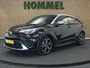 Toyota C-HR / C-HR+ 2.0 Hybrid Dynamic - ORIGINEEL NEDERLANDSE AUTO - AFNEEMBARE 13 POLIGE TREKHAAK - TREKGEWICHT 725 KG - JBL AUDIO - TREEPLANKEN - APPLE CARPLAY/ ANDROID AUTO - VOORSTOELEN VERWARMD - PARKEERSENSOREN VOOR/ ACHTER - NAVIGATIE
