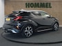 Toyota C-HR / C-HR+ 2.0 Hybrid Dynamic - ORIGINEEL NEDERLANDSE AUTO - AFNEEMBARE 13 POLIGE TREKHAAK - TREKGEWICHT 725 KG - JBL AUDIO - TREEPLANKEN - APPLE CARPLAY/ ANDROID AUTO - VOORSTOELEN VERWARMD - PARKEERSENSOREN VOOR/ ACHTER - NAVIGATIE