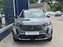 Peugeot 2008 1.2 Hybrid 145 PK Allure | Automaat Hybride | BOUWJAAR 2026 DEMO MET €6.000 VOORDEEL | 360 Graden Camera | Dode Hoek Detectie | Parkeersensoren V+A | Hoge Zitpositie | Climate Control | Stoelverwarming | Navigatie via Telefoon | Dakrails | Cruise Control | Apple Carplay & Android Auto draadloos | LED Verlichting | 17" Lichtmetalen Velgen |