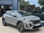 Peugeot 2008 1.2 Hybrid 145 PK Allure | Automaat Hybride | BOUWJAAR 2026 DEMO MET €6.000 VOORDEEL | 360 Graden Camera | Dode Hoek Detectie | Parkeersensoren V+A | Hoge Zitpositie | Climate Control | Stoelverwarming | Navigatie via Telefoon | Dakrails | Cruise Control | Apple Carplay & Android Auto draadloos | LED Verlichting | 17" Lichtmetalen Velgen |