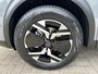 Peugeot 2008 1.2 Hybrid 145 PK Allure | Automaat Hybride | BOUWJAAR 2026 DEMO MET €6.000 VOORDEEL | 360 Graden Camera | Dode Hoek Detectie | Parkeersensoren V+A | Hoge Zitpositie | Climate Control | Stoelverwarming | Navigatie via Telefoon | Dakrails | Cruise Control | Apple Carplay & Android Auto draadloos | LED Verlichting | 17" Lichtmetalen Velgen |