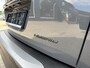 Peugeot 2008 1.2 Hybrid 145 PK Allure | Automaat Hybride | BOUWJAAR 2026 DEMO MET €6.000 VOORDEEL | 360 Graden Camera | Dode Hoek Detectie | Parkeersensoren V+A | Hoge Zitpositie | Climate Control | Stoelverwarming | Navigatie via Telefoon | Dakrails | Cruise Control | Apple Carplay & Android Auto draadloos | LED Verlichting | 17" Lichtmetalen Velgen |