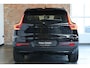 Volvo EX40 Single Motor Plus Black Edition 70 kWh | 95% SOH | 360° Parkeercamera | Stoelverwarming | Stuurwielverwarming | Parkeersensoren voor + achter | Electrische bedienbare voorstoelen | Warmtepomp | Google Infotainment | 20'' Lichtmetalen velgen
