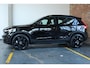 Volvo EX40 Single Motor Plus Black Edition 70 kWh | 95% SOH | 360° Parkeercamera | Stoelverwarming | Stuurwielverwarming | Parkeersensoren voor + achter | Electrische bedienbare voorstoelen | Warmtepomp | Google Infotainment | 20'' Lichtmetalen velgen