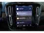 Volvo EX40 Single Motor Plus Black Edition 70 kWh | 95% SOH | 360° Parkeercamera | Stoelverwarming | Stuurwielverwarming | Parkeersensoren voor + achter | Electrische bedienbare voorstoelen | Warmtepomp | Google Infotainment | 20'' Lichtmetalen velgen