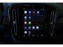Volvo EX40 Single Motor Plus Black Edition 70 kWh | 95% SOH | 360° Parkeercamera | Stoelverwarming | Stuurwielverwarming | Parkeersensoren voor + achter | Electrische bedienbare voorstoelen | Warmtepomp | Google Infotainment | 20'' Lichtmetalen velgen