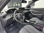Peugeot 2008 1.2 Hybrid 145 PK Allure | Automaat Hybride | BOUWJAAR 2026 DEMO MET €6.000 VOORDEEL | 360 Graden Camera | Dode Hoek Detectie | Parkeersensoren V+A | Hoge Zitpositie | Climate Control | Stoelverwarming | Navigatie via Telefoon | Dakrails | Cruise Control | Apple Carplay & Android Auto draadloos | LED Verlichting | 17" Lichtmetalen Velgen |