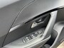 Peugeot 2008 1.2 Hybrid 145 PK Allure | Automaat Hybride | BOUWJAAR 2026 DEMO MET €6.000 VOORDEEL | 360 Graden Camera | Dode Hoek Detectie | Parkeersensoren V+A | Hoge Zitpositie | Climate Control | Stoelverwarming | Navigatie via Telefoon | Dakrails | Cruise Control | Apple Carplay & Android Auto draadloos | LED Verlichting | 17" Lichtmetalen Velgen |