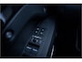Land Rover Defender 110 P300e 110 X-Dynamic HSE ** HUD ** Trekhaak ** Panodak ** Koelbox Elektrisch rijbereik tot 55km (WLTP)