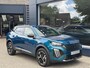 Peugeot 2008 1.2 Hybrid 145 PK Allure | Automaat Hybride | BOUWJAAR 2026 DEMO MET €6.000 VOORDEEL | 360 Graden Camera | Dode Hoek Detectie | Parkeersensoren V+A | Hoge Zitpositie | Climate Control | Stoelverwarming | Navigatie via Telefoon | Dakrails | Cruise Control | Apple Carplay & Android Auto draadloos | LED Verlichting | 17" Lichtmetalen Velgen |