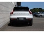 Volvo XC40 1.5 T2 R-Design | Apple Carplay & Android Auto | Audio installatie | Bandenspanningscontrolesysteem | Bluetooth telefoonvoorbereiding | Centrale deurvergrendeling met afstandsbediening | Electronic climate controle | lederen/stof bekleding | Navigatiesysteem full map + hard disk