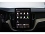 Volvo XC60 T6 Plug-in hybrid AWD Ultra Dark | 20-Inch Lichtmetalen velgen met Allweatherbanden | Google Maps Navigatie | Elektrisch bedienbaar panoramisch dak | Luchtvering | 360 graden camera | Adaptieve Cruise Control | Elektrisch verstelbare voorstoelen met geheugenfunctie | Verwarmbare voorstoelen | Verwarmbaar stuurwiel | Trekhaak, semi elektrisch inklapbaar