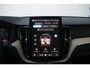 Volvo XC60 T6 Plug-in hybrid AWD Ultra Dark | 20-Inch Lichtmetalen velgen met Allweatherbanden | Google Maps Navigatie | Elektrisch bedienbaar panoramisch dak | Luchtvering | 360 graden camera | Adaptieve Cruise Control | Elektrisch verstelbare voorstoelen met geheugenfunctie | Verwarmbare voorstoelen | Verwarmbaar stuurwiel | Trekhaak, semi elektrisch inklapbaar