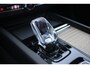 Volvo XC60 T6 Plug-in hybrid AWD Ultra Dark | 20-Inch Lichtmetalen velgen met Allweatherbanden | Google Maps Navigatie | Elektrisch bedienbaar panoramisch dak | Luchtvering | 360 graden camera | Adaptieve Cruise Control | Elektrisch verstelbare voorstoelen met geheugenfunctie | Verwarmbare voorstoelen | Verwarmbaar stuurwiel | Trekhaak, semi elektrisch inklapbaar
