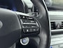 Hyundai Kona Electric EV PREMIUM 64 kWh | SoH 95,4% | 3- FASE | NAVI | CLIMA | ADAPT. CRUISE | CAMERA | HUD | LEDER | STUUR- & STOELVERWARMING | WARMTEPOMP | PRIVACY GLASS | WLTP 481 KM! |