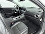 Hyundai Kona Electric EV PREMIUM 64 kWh | SoH 95,4% | 3- FASE | NAVI | CLIMA | ADAPT. CRUISE | CAMERA | HUD | LEDER | STUUR- & STOELVERWARMING | WARMTEPOMP | PRIVACY GLASS | WLTP 481 KM! |