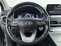 Hyundai Kona Electric EV PREMIUM 64 kWh | SoH 95,4% | 3- FASE | NAVI | CLIMA | ADAPT. CRUISE | CAMERA | HUD | LEDER | STUUR- & STOELVERWARMING | WARMTEPOMP | PRIVACY GLASS | WLTP 481 KM! |