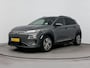 Hyundai Kona Electric EV PREMIUM 64 kWh | SoH 95,4% | 3- FASE | NAVI | CLIMA | ADAPT. CRUISE | CAMERA | HUD | LEDER | STUUR- & STOELVERWARMING | WARMTEPOMP | PRIVACY GLASS | WLTP 481 KM! |