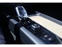 Volvo XC60 2.0 T6 Plug-in Hybrid AWD Plus Dark | PHEV Long Range | Trekhaak | Panoramadak | Head-up Display | 360 Graden Camera | Harman Kardon Audio | Keyless Entry | Elektrische Achterklep | Navigatie Google Maps | Elektrisch Verstelbare Voorstoelen | Cruise Control Adaptief | BLIS