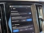 Volvo V60 T6 Plug-in hybrid AWD AUT8 335PK Essential | 20" Lichtmetalen velgen | Lederen bekleding | Climate Pack | Driver Assist Pack | pPark Assist voor & achter met camera | Donkere hemelbekleding | Getint glas | Trekhaak semi elektrisch inklapbaar